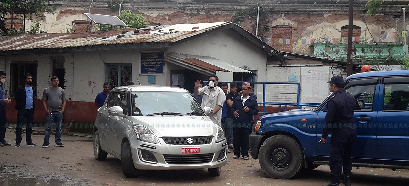 बिहीबार डिल्लीबजार कारागारबाट छुटेपछि रञ्जन कोइराला। फाइल तस्बिर
