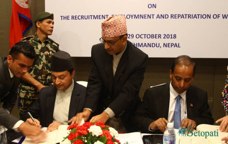 नेपाली कामदार नि:शुल्क मलेसिया लैजानेगरी श्रम, रोजगार तथा सामाजिक सुरक्षा मन्त्री गोकर्ण विष्ट र मलेसियाका तर्फबाट मानव संशाधन मन्त्री एमकुला सेगरनद्वारा समझदारी पत्रमा हस्ताक्षर।तस्बिर : निशा भण्डारी