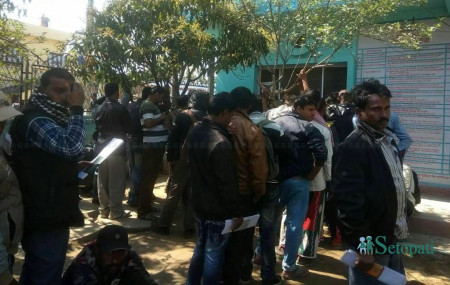 पुनः श्रम स्वीकृति लिन जनकपुर आएका सेवाग्राही । तस्बिर