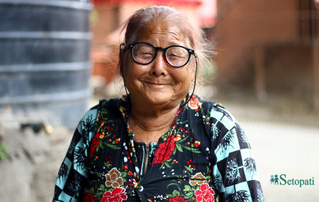 ठूलीमाया सुनुवार ८० वर्ष भइन्। बालुवाटारमा उनी ठेलामा आलुपरौठा बनाएर बेच्छिन्। तस्बिरः निशा भण्डारी/सेतोपाटी