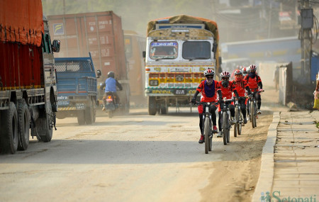 काठमाडौंका सडकमा साइकल र पैदलयात्रुलाई सुरक्षित बाटो खोइ? तस्बिर: नारायण महर्जन/सेतोपाटी