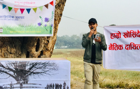 'मुक्त टुँडिखेल' अभियानअन्तर्गत गत शनिबार टुँडिखेलमा स्ट्यान्डअप कमेडी गर्दै लोकमणि त्रिताल। तस्बिर: सेतोपाटी
