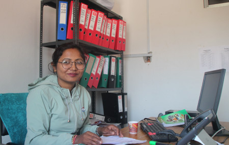 तस्विरःशिवसताक्षी नगरपालिकाको कृषी शाखाबाट यो वर्ष उत्पादन भएको धानको डेटा देखाउँदै साखा प्रमुख जानुका श्रेष्ठ।