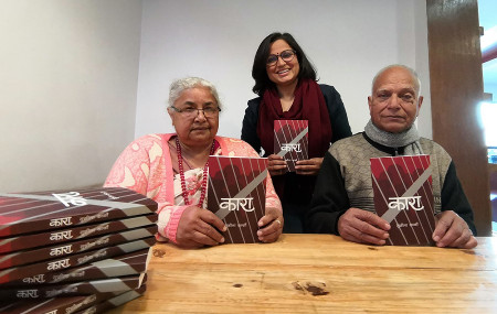 पूर्व प्रधानन्यायाधीश तथा लेखक सुशीला कार्की र उनका श्रीमान दुर्गा सुवेदी। साथमा प्रकाशन संस्था 'किताब' की प्रमुख कार्यकारी कल्पना ढकाल।