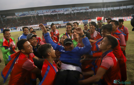 फुटबलको स्वर्ण जितेपछि प्रशिक्षक बालगोपाल महर्जनलाई उचालेर खुसी मनाउँदै खेलाडीहरू। तस्बिर : निशा भण्डारी/सेतोपाटी