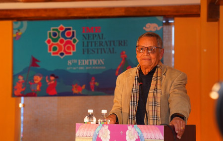 शुक्रबार सुरू नेपाल साहित्य महोत्सवमा विद्वत प्रवचन दिँदै देवेन्द्रराज पाण्डे। तस्बिर स्रोत: महोत्सवको आधिकारिक ट्वीटर