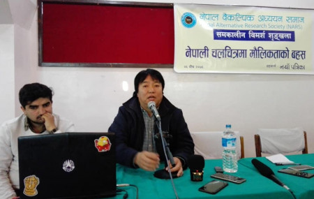 कार्यक्रममा बोल्दृै नवीन सुब्बा।