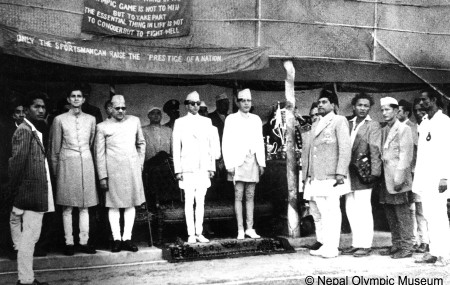 सन् १९५२, हेलसिन्की ओलम्पिकमा पर्यवेक्षकका रूपमा सहभागीको बिदाइ कार्यक्रममा बायाँ-दोस्रोबाट तत्कालीन गृहमन्त्री विपी कोइराला, प्रथम भारतीय राजदूत चण्डेश्वरप्रसाद सिंह, युवराज महेन्द्र, राजा त्रिभुवन, नरशमशेर जबरा र कृष्णबहादुर बर्मा (सेतो टोपी)।