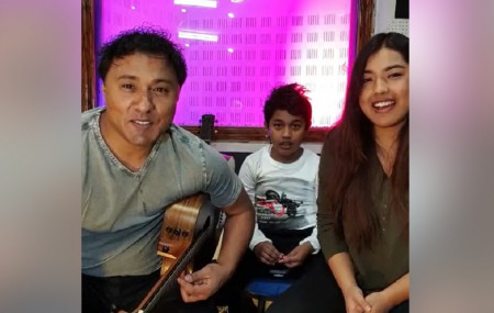 फेसबुक लाइभमा गायक दीपक बज्राचार्य, उनकी छोरी चेरिसा छोरा डिअन।