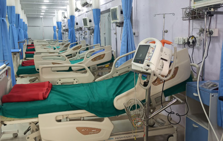 बुटवलको कोरोना आइसोलेसन अस्पताल जडान गरिएका भेन्टिलेटरसहितका आइसियू बेड। तस्बिर: सेतोपाटी।