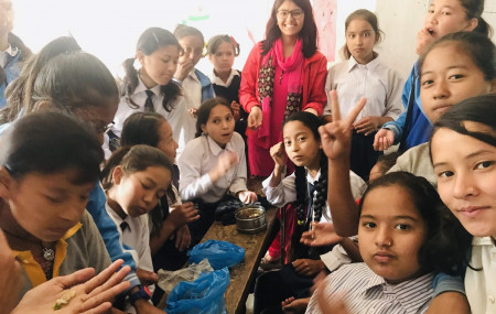 कक्षामा मकै-भटमास डे मनाउँदै। तस्बिर सौजन्यः दिक्षा पौडेल