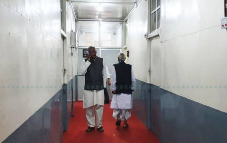संसद सचिवालयमा पुगेका राजपा नेताहरू।