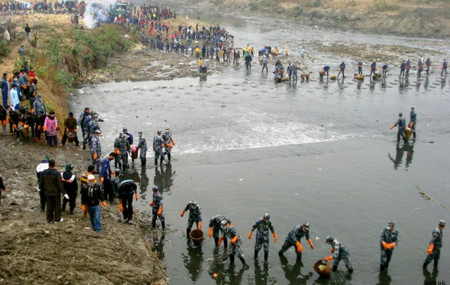 बाग्मती सफाइ गरिँदै। तस्वीर स्रोत: चक्रबहादुर चन्द।