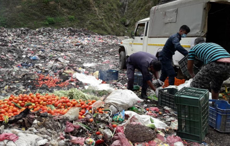 कोरोना फैलिएको जिल्लाबाट ल्याइएको भन्दै अर्घाखाँचीको सन्धिखर्कमा नष्ट गरिएको तरकारी। फाइल तस्बिर।