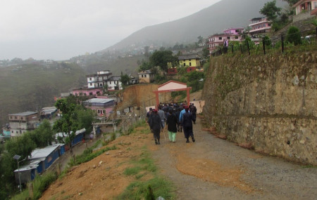 तस्बिर– आरोपितहरुलाई म्याद थपका लागि जिल्ला अदालततर्फ लैजाँदै प्रहरी ।