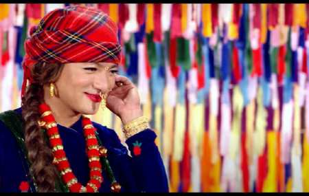 फुलन्देकी आमाको भेषमा उमेश राई। तस्बिर स्रोतः फुलन्देकी आमा गीतको भिडिओ