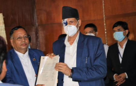 चौरजहारी घटनाको प्रतिवेदन सभामुखलाई बुझाउँदै संसदीय समिति।