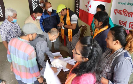 काठमाडौंको तारकेश्वर नगरपालिका वडा नम्बर ४ मा क्रियाशील सदस्यता नवीकरण तथा वितरण गरिँदै। तस्बिर सौजन्य: सुशील भट्ट।