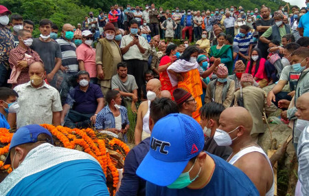 पूर्वमन्त्री बस्नेतका बुवाको अन्त्येष्टिमा सहभागी भएकाहरू। तस्बिर सौजन्य: दीपक दुलाल।