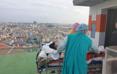 क्रिकेटर भण्डारीलाई थप उपचारका लागि काठमाडौं ल्याएपछि। फाइल तस्बिर।