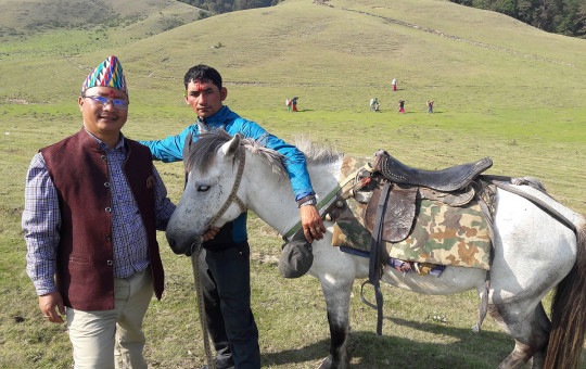 व्याकुल माइलासँगै घोडाका मालिक खगेन्द्र कडायत।