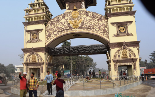 रंग रोगनपछि चिटिक्क परेको विरगन्जको शंकराचार्यद्धार अगाडि सेल्फी दिँदै युवाहरू। तस्बिरः अनिल