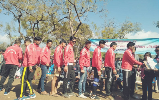 मुख्यमन्त्री रनिङ शिल्डको प्रमाणपत्र लिँदै खेलाडीहरू। तस्वीरः दिपकजंग शाही/सेतोपाटी