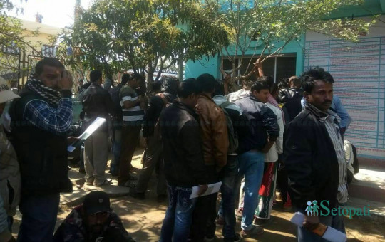 पुनः श्रम स्वीकृति लिन जनकपुर आएका सेवाग्राही । तस्बिर