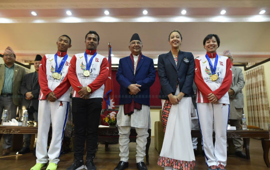 गत मंसिरमा पुरस्कार घोषणापछि प्रधामन्त्री केपी ओलीसँग सामूहिक तस्बिर खिँचाउदै एक भन्दा बढी स्वर्ण जितेका बायाँबाट क्रमश: गल्फका सुवास तामाङ, करातेका मण्डेकाजी श्रेष्ठ, पौडीकी गौरिका सिंह र तेक्वान्दोकी आयशा शाक्य।