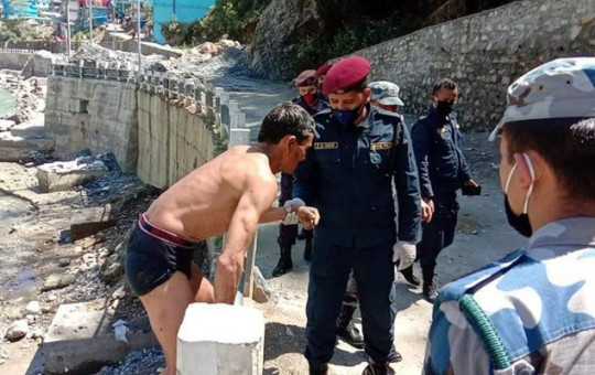 भारतको धार्चुलाबाट महाकालीमा हेलिएर नेपाल आएकालाई पक्राउ गर्दै प्रहरी।
