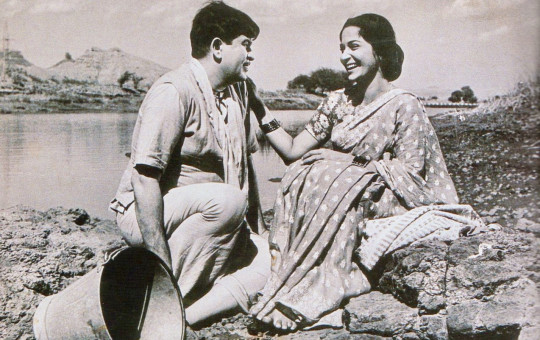 फणीश्वरनाथ रेणुको कथा 'मारे गए गुलफाम' मा बनेको फिल्म 'तीसरी कसम' को एक दृश्यमा राज कपुर र वहिदा रहमान। गीतकार शैलेन्द्रले निर्माण गरेको यो फिल्म वासु भट्टाचार्यले निर्देशन गरेका हुन्।