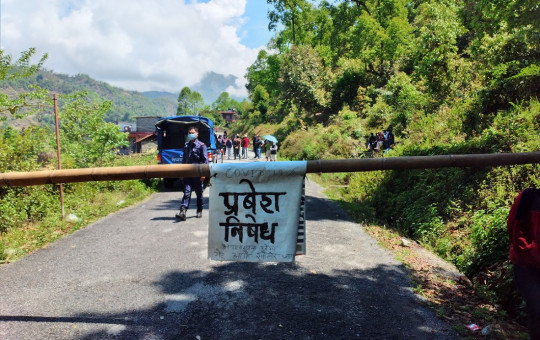भलामबाट पोखरा प्रवेशद्धारमा बाटो छेक्न राखिएको ढाट।