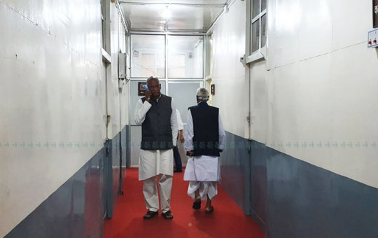 संसद सचिवालयमा पुगेका राजपा नेताहरू।