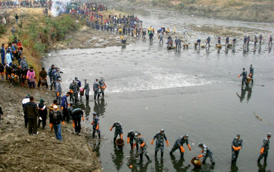बाग्मती सफाइ गरिँदै। तस्वीर स्रोत: चक्रबहादुर चन्द।
