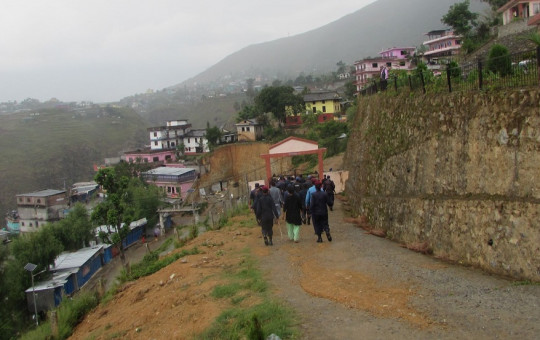 तस्बिर– आरोपितहरुलाई म्याद थपका लागि जिल्ला अदालततर्फ लैजाँदै प्रहरी ।