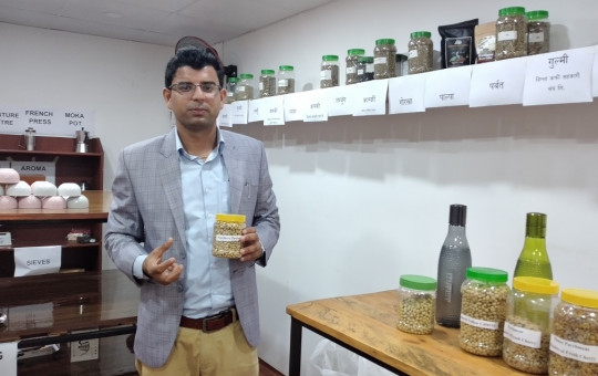 राष्ट्रिय चिया तथा कफी विकास बोर्ड पोखराका प्रमुख चन्द्र पुरी ‘कफी कपिङ ल्याब’मा । जहाँ कफीको गुणस्तर परीक्षण गरिन्छ ।
