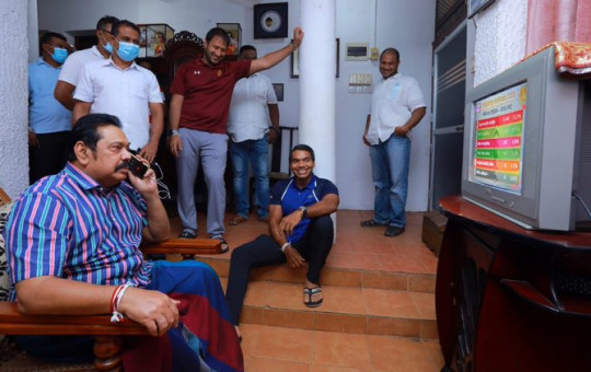 भारतीय प्रधानमन्त्री मोदीसँग टेलिफोनमा कुरा गर्दै श्रीलंकाका प्रधानमन्त्री राजापाक्षे। तस्बिर: महिन्दा राजापाक्षेको ट्वीट।