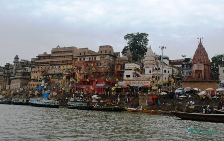गंगा किनारमा रहेको बनारस सहर।