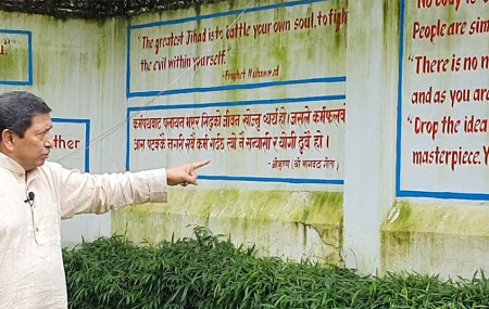 आफू बस्ने भाडाको घरको भित्ता देखाउँदै नारायणकाजी श्रेष्ठ । तस्बिर : सेतोपाटी