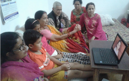 आफ्ना केटाकेटीको कार्यक्रम हेर्दै अभिभावक