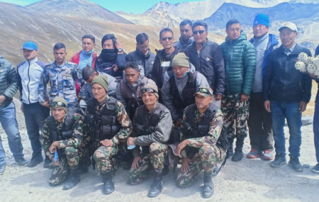 चीनले बनाएको संरचना हेर्न सीमामा पुगेको प्रमुख जिल्ला अधिकारी चीरञ्जीवी गिरीसहितको टोली। तस्बिर सौजन्य : विष्णुबहादुर तामाङ(लामा)